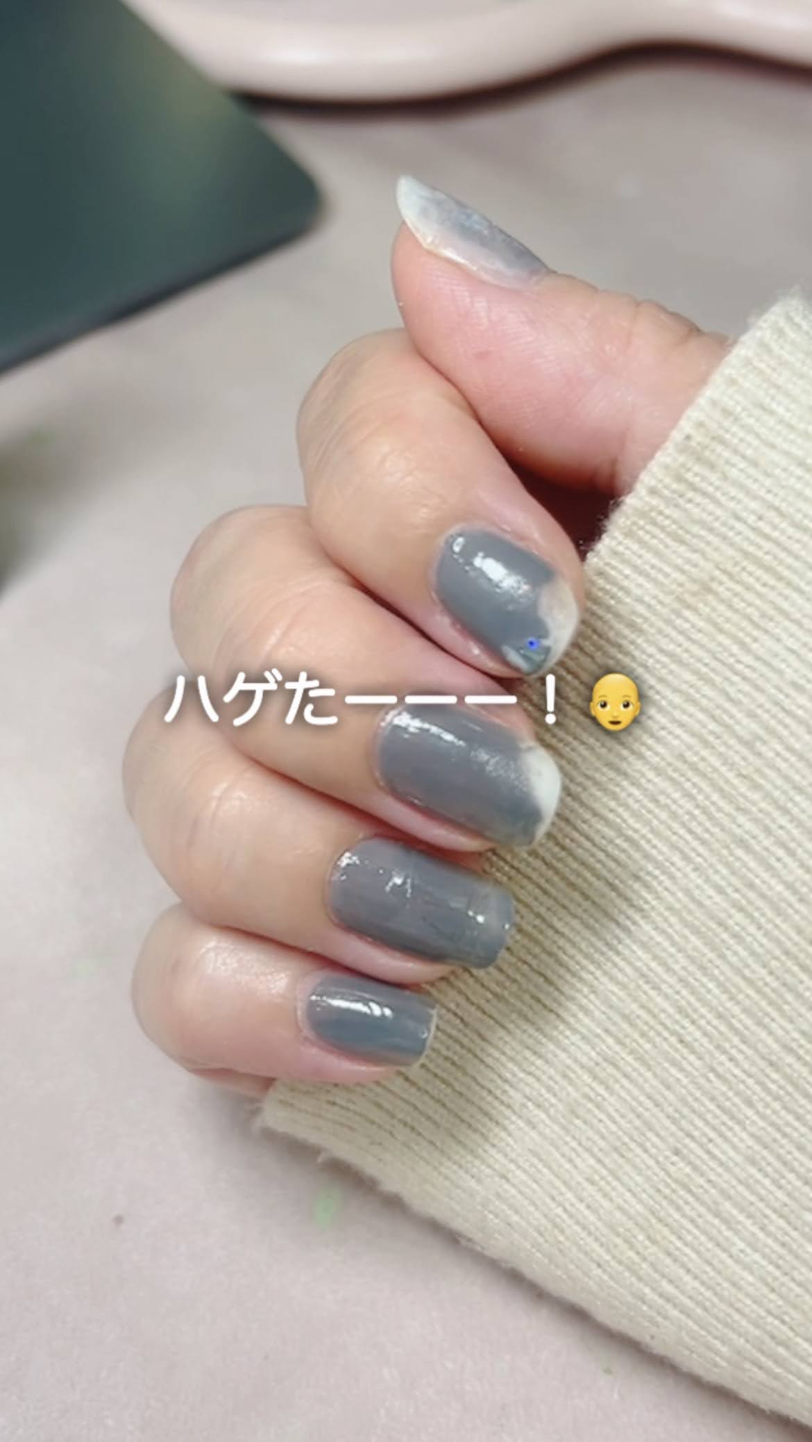 植物背景の薄ピンクネイル